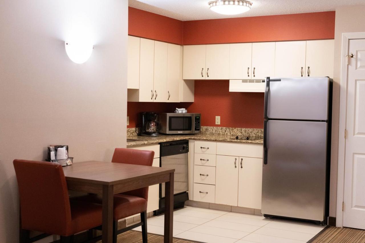 One-Bedroom Deluxe Queen Suite Non-Smoking