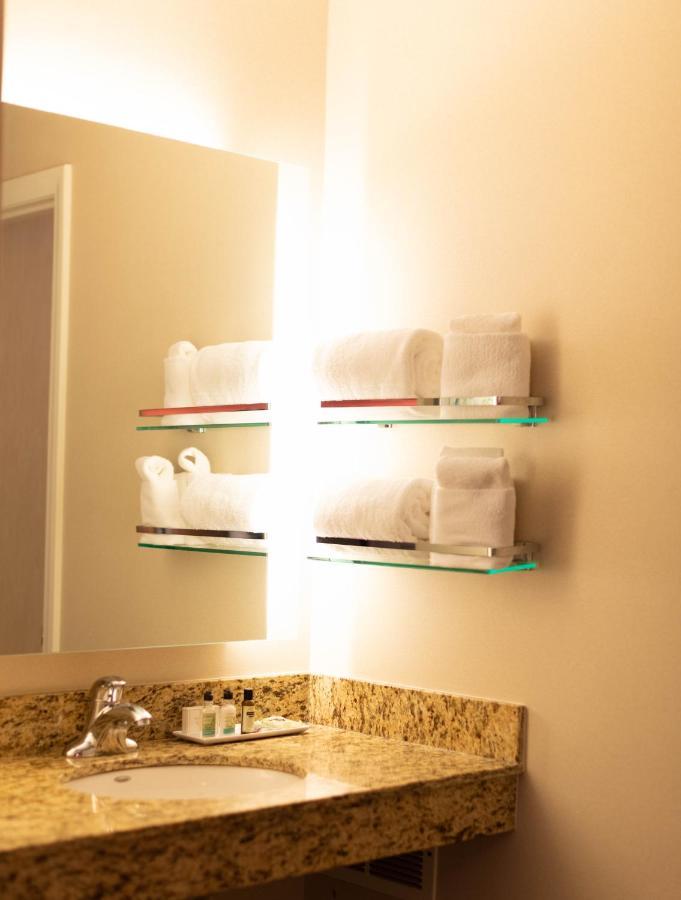 One-Bedroom Deluxe Queen Suite Non-Smoking