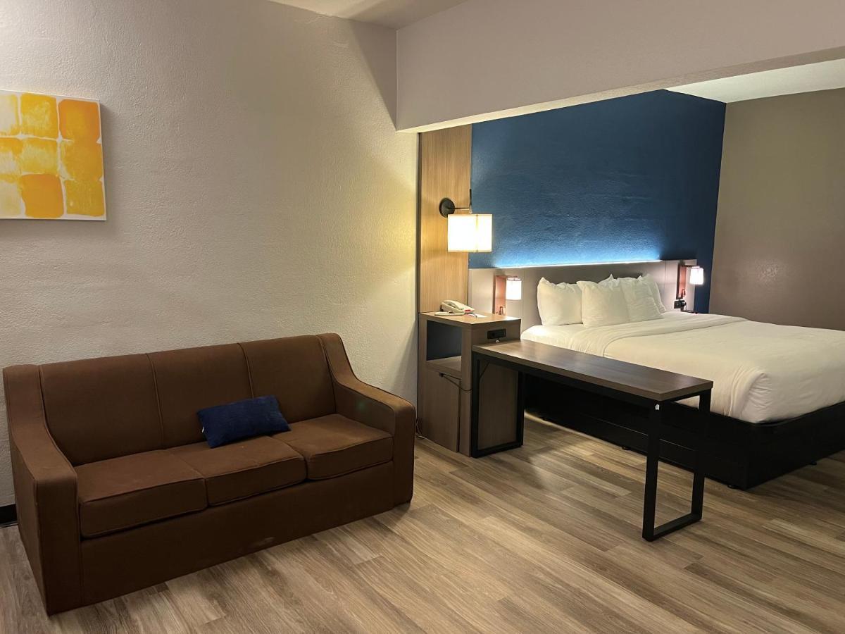 King Suite - Accessible/Non-Smoking