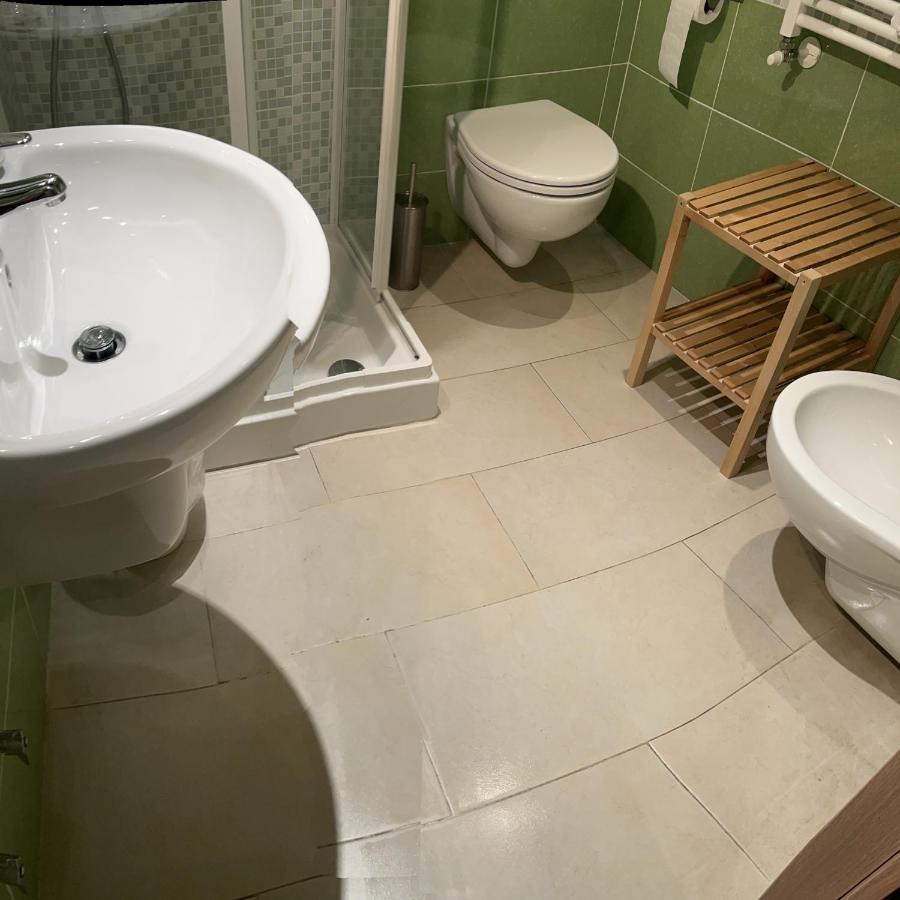 Deluxe Double Room Shower