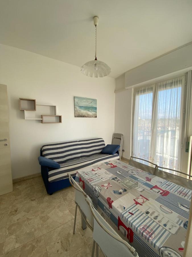 One-Bedroom Apartment Balcony,1344994838:JPEG