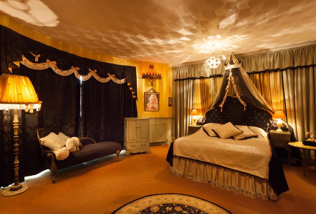 Double Room Pin Up Parlour,1595402639:JPEG
