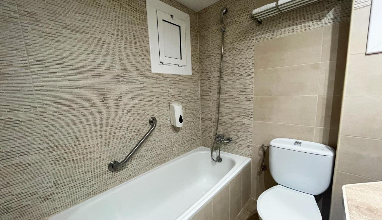 Twin Room with Extra Bed (2 Adults + 1 Child),1341088589:JPEG