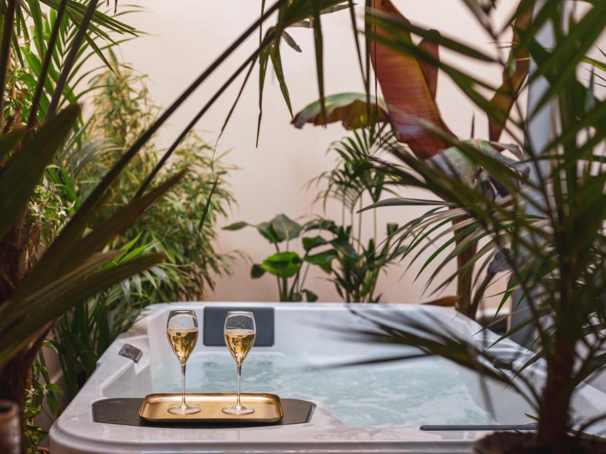 Suite Hot Tub,1436914771:JPEG