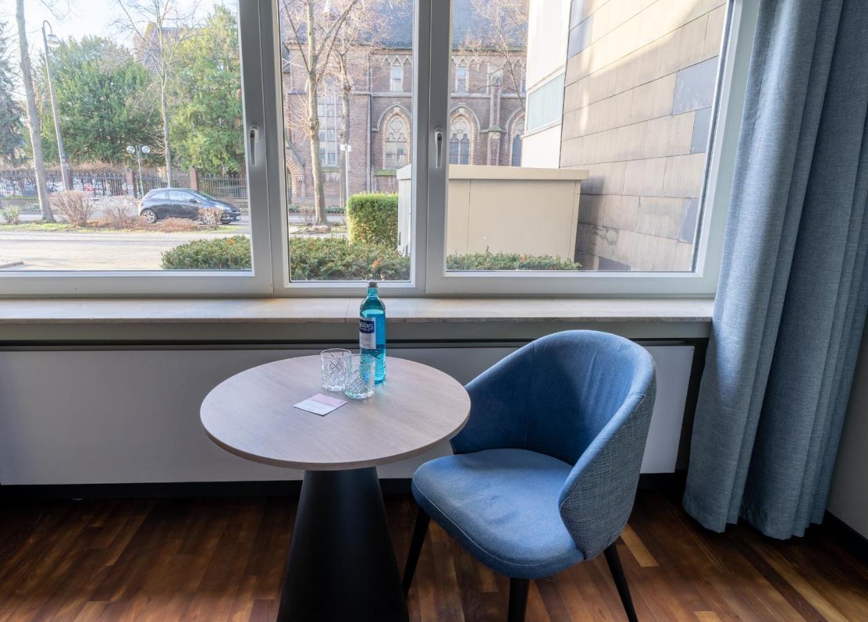 Medium Studio Kitchenette
