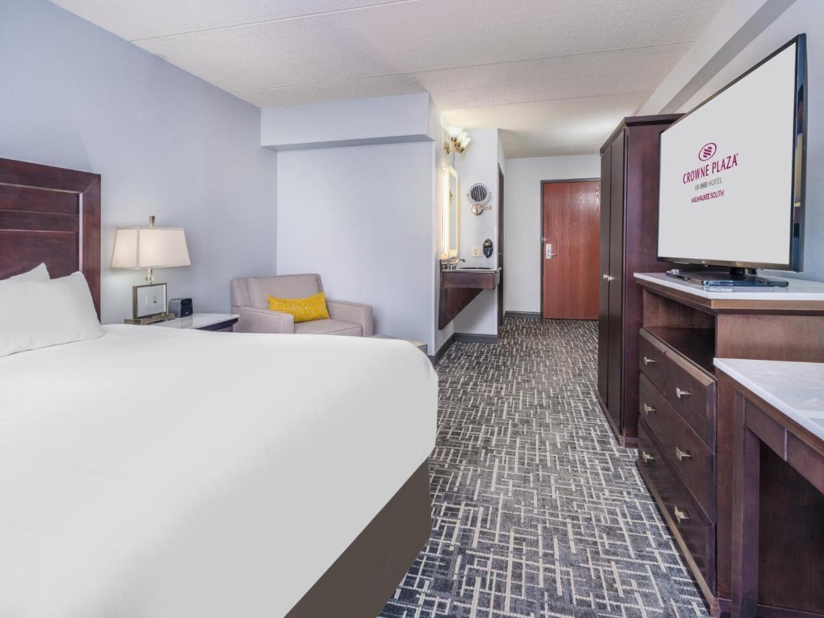 Standard King Room Mobility Accessible Tub