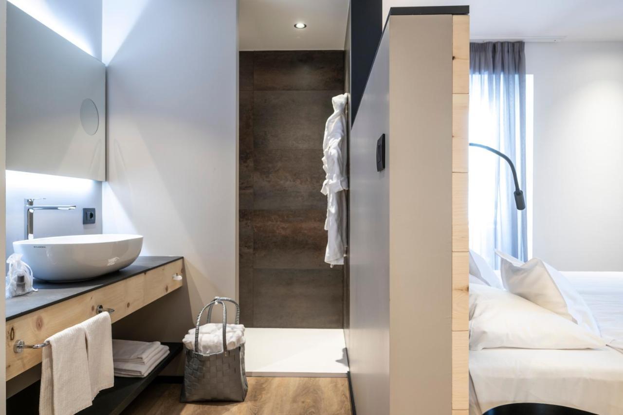 Deluxe Double Room Shower