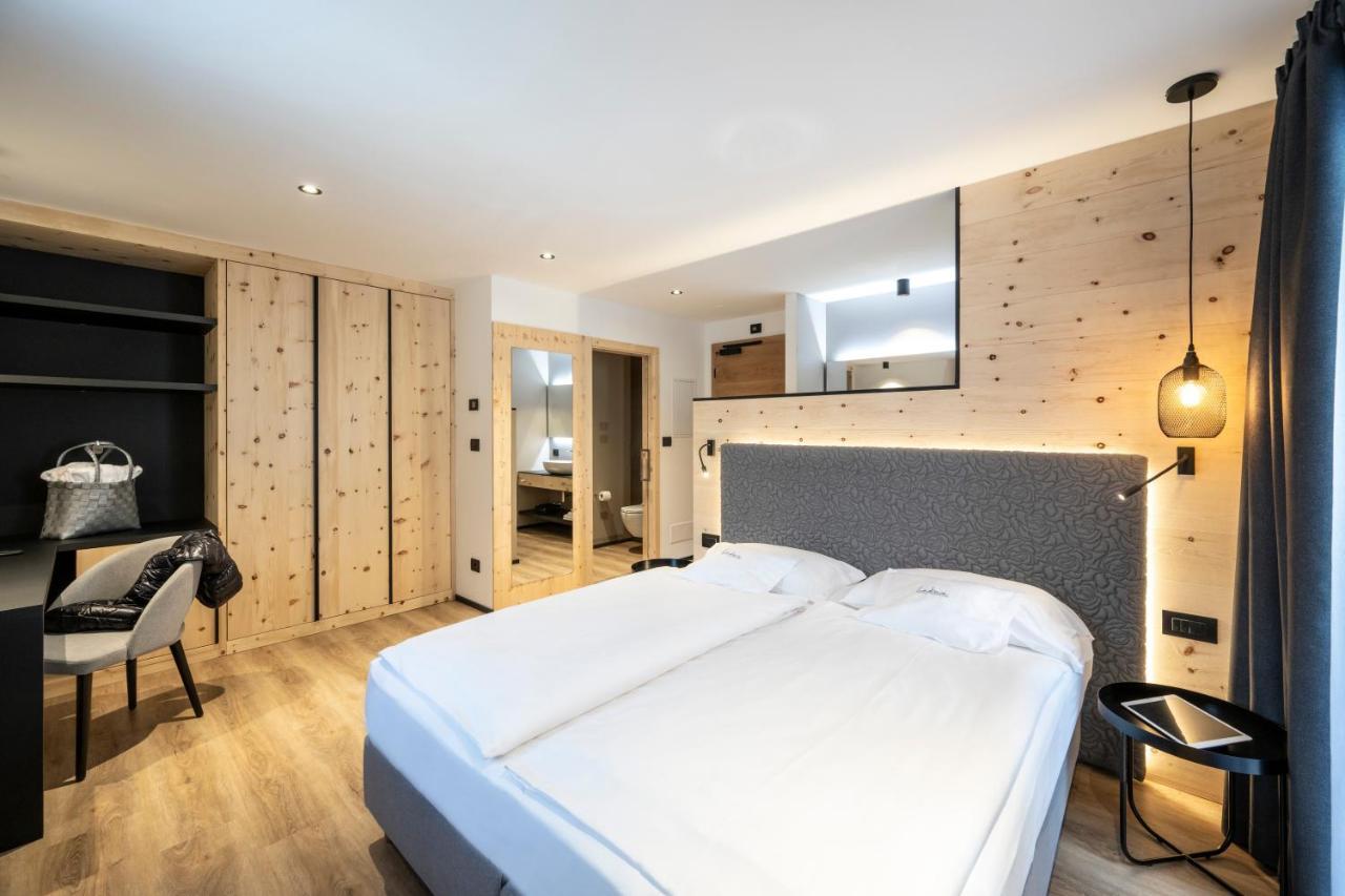 Deluxe Double Room Shower