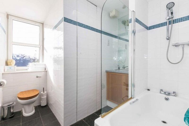 Twin Room Private External Bathroom