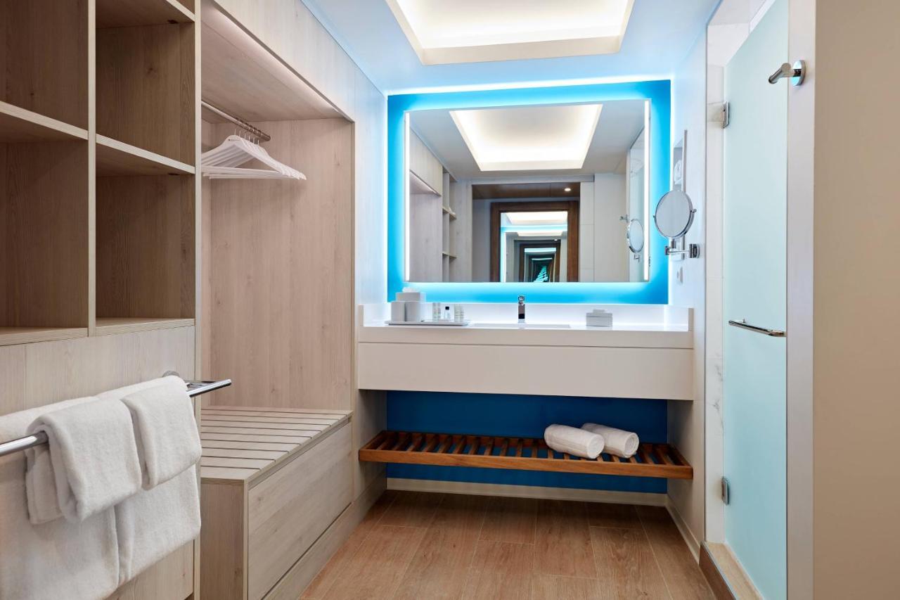 Limited View King Bed