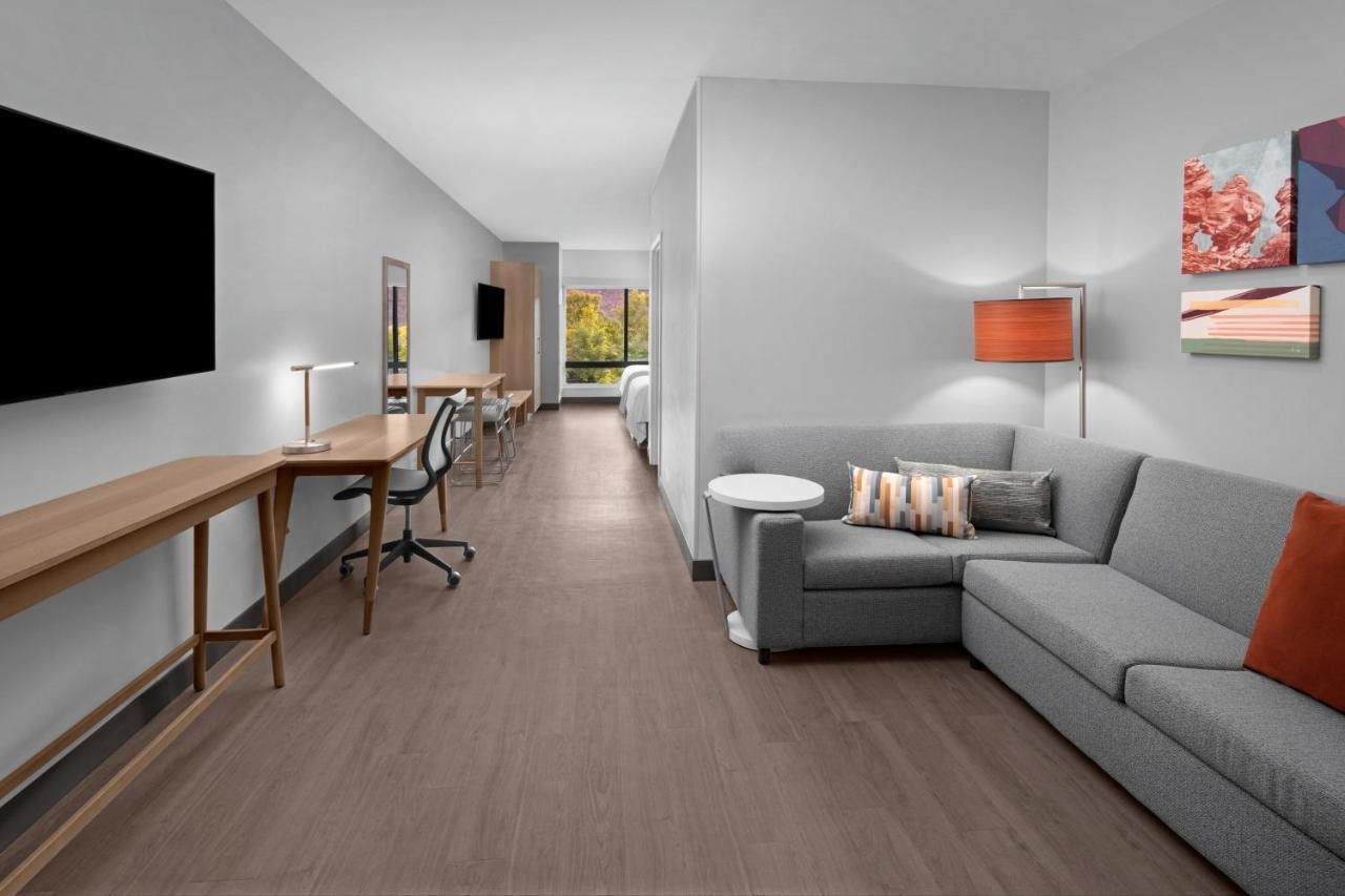 Studio Two Queen Beds Sofa nad Mountain View