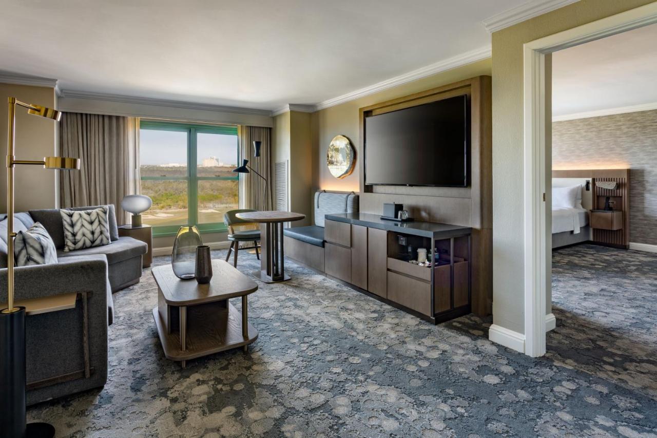 Executive Suite 1 King Bed Lakefront View Wet Bar,1350873646:JPEG