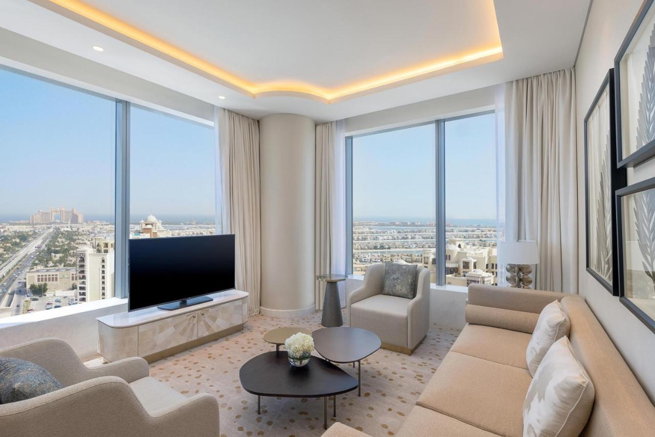 Panoramic Suite met uitzicht op zee, toegang tot het strand van KYMA en kenmerkende St. Regis-butlerservice