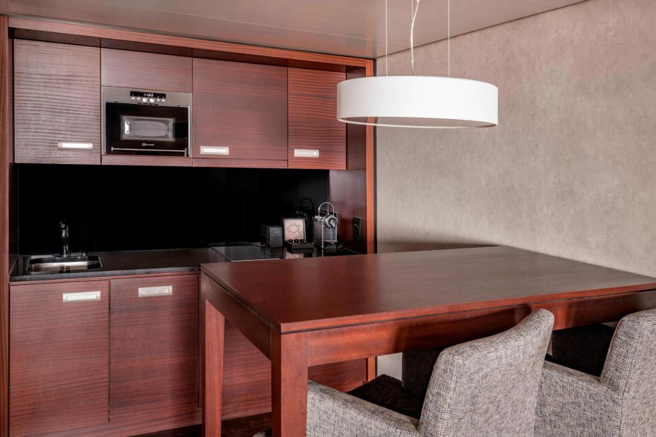 Club Suite M Club lounge access Suite 1 King Sofa bed