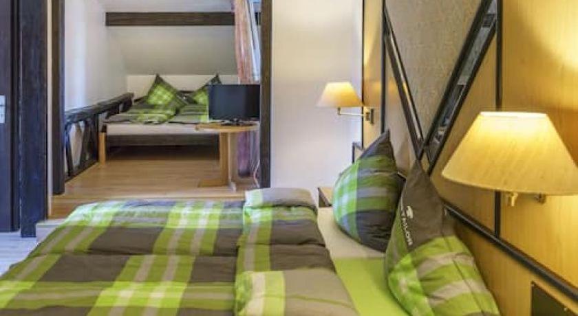 Vierbettzimmer mit Badewanne