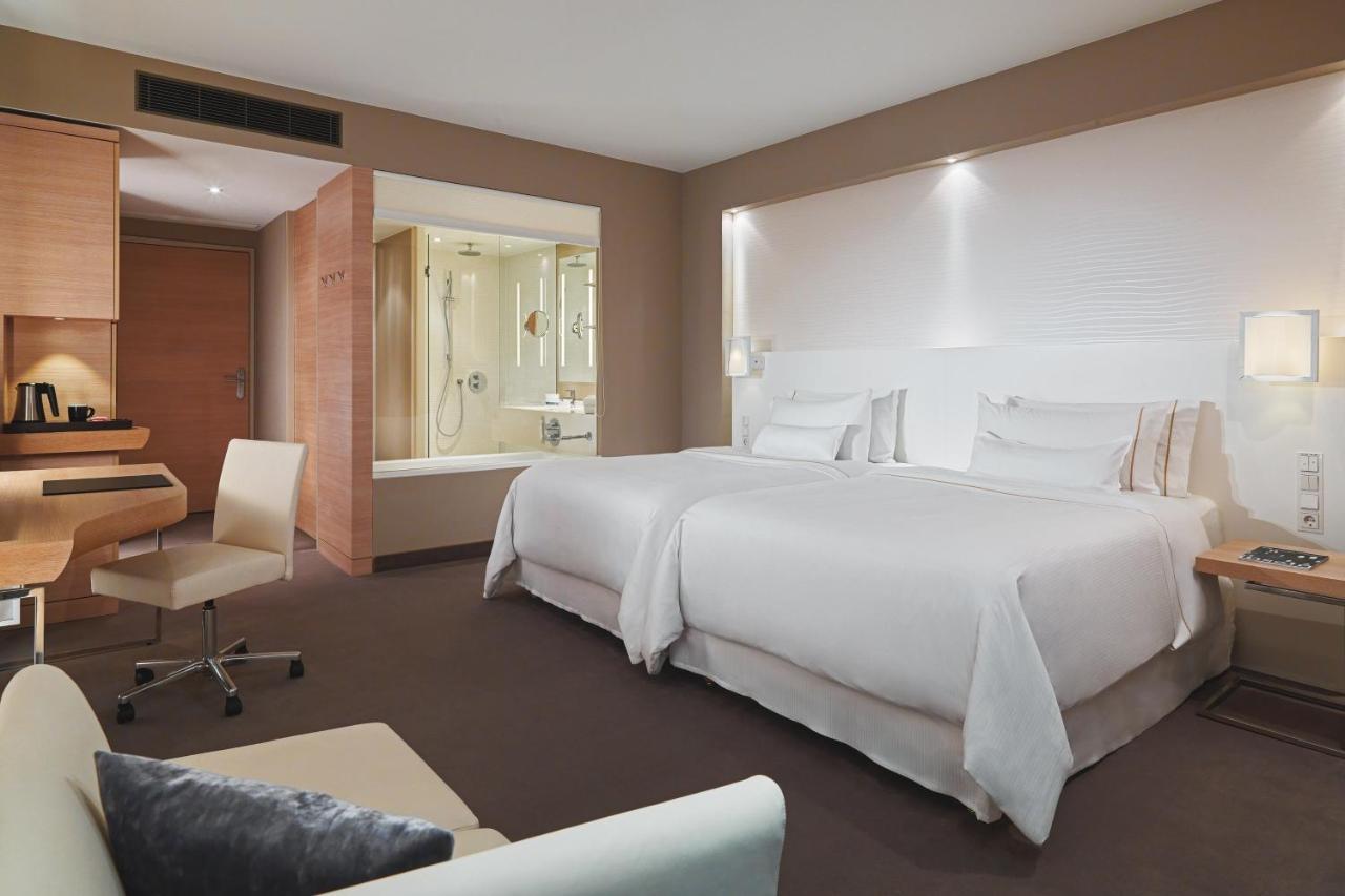 Classic Elbphilharmonie Guest room 2 Queen Atrium view