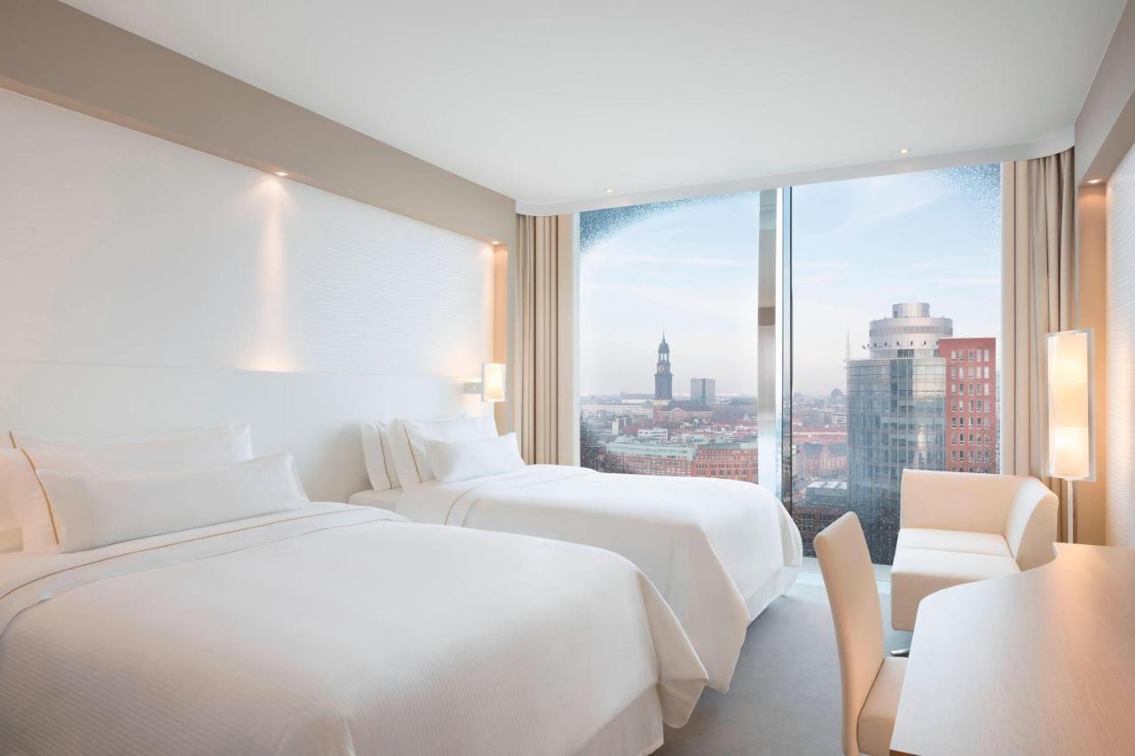 Deluxe Guest room 2 Queen City view Partial harbour view