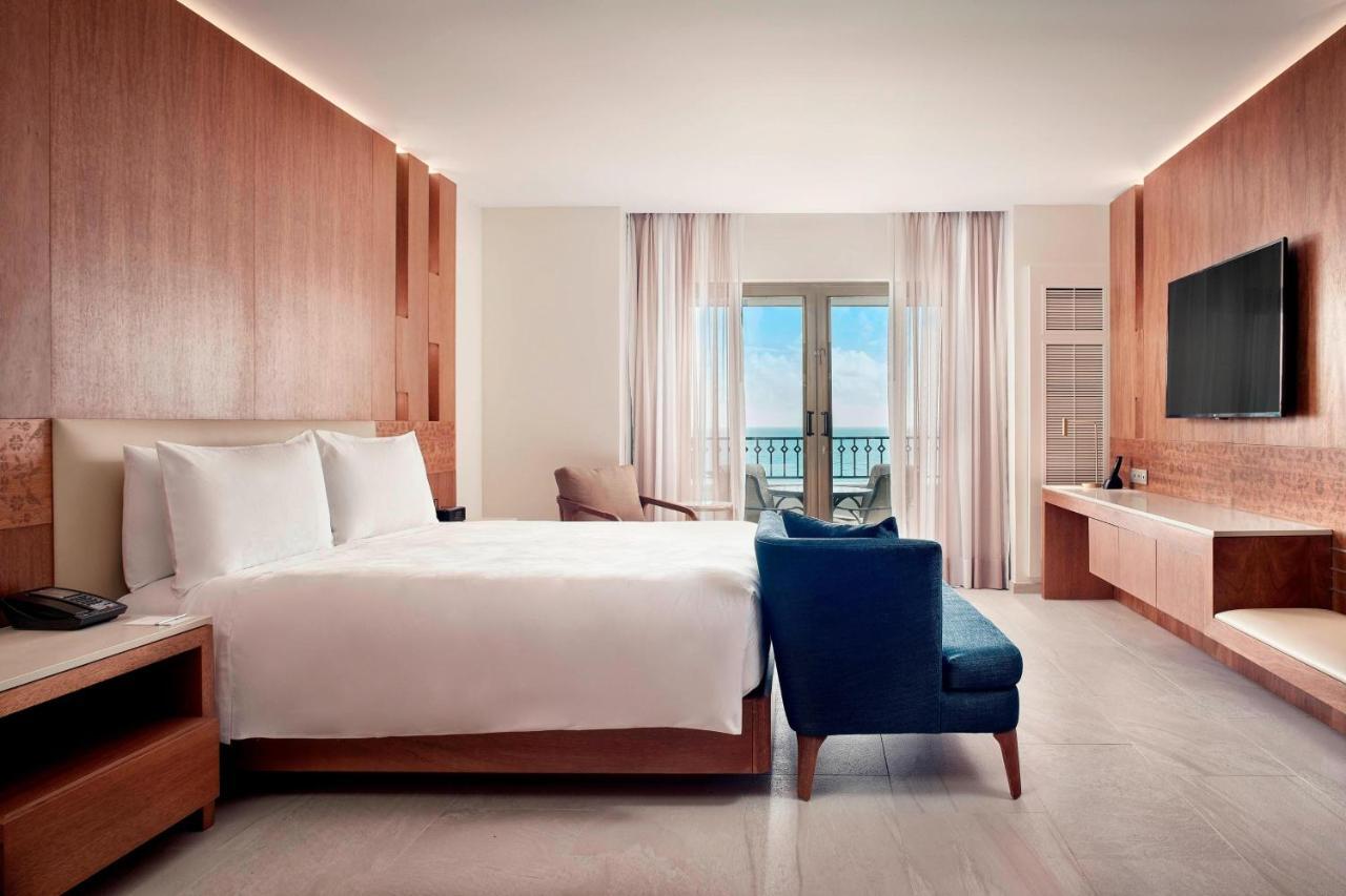 Club Level for 2 adults,  1 Bedroom Suite, Balcony