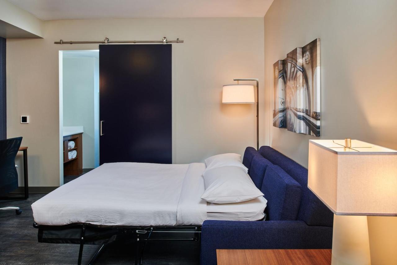 1 Bedroom Suite 1 King Bed Sofa bed Bay View
