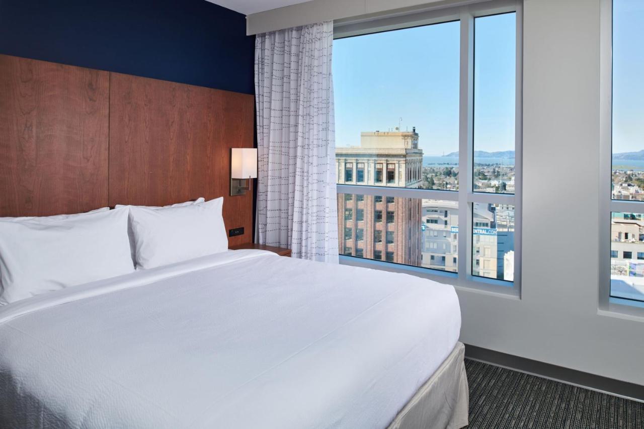 1 Bedroom Suite 1 King Bed Sofa bed Bay View