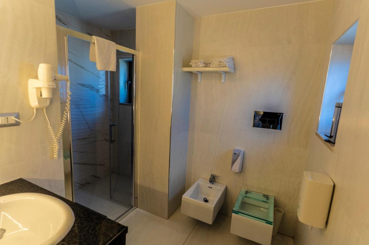 Deluxe Double Room Shower