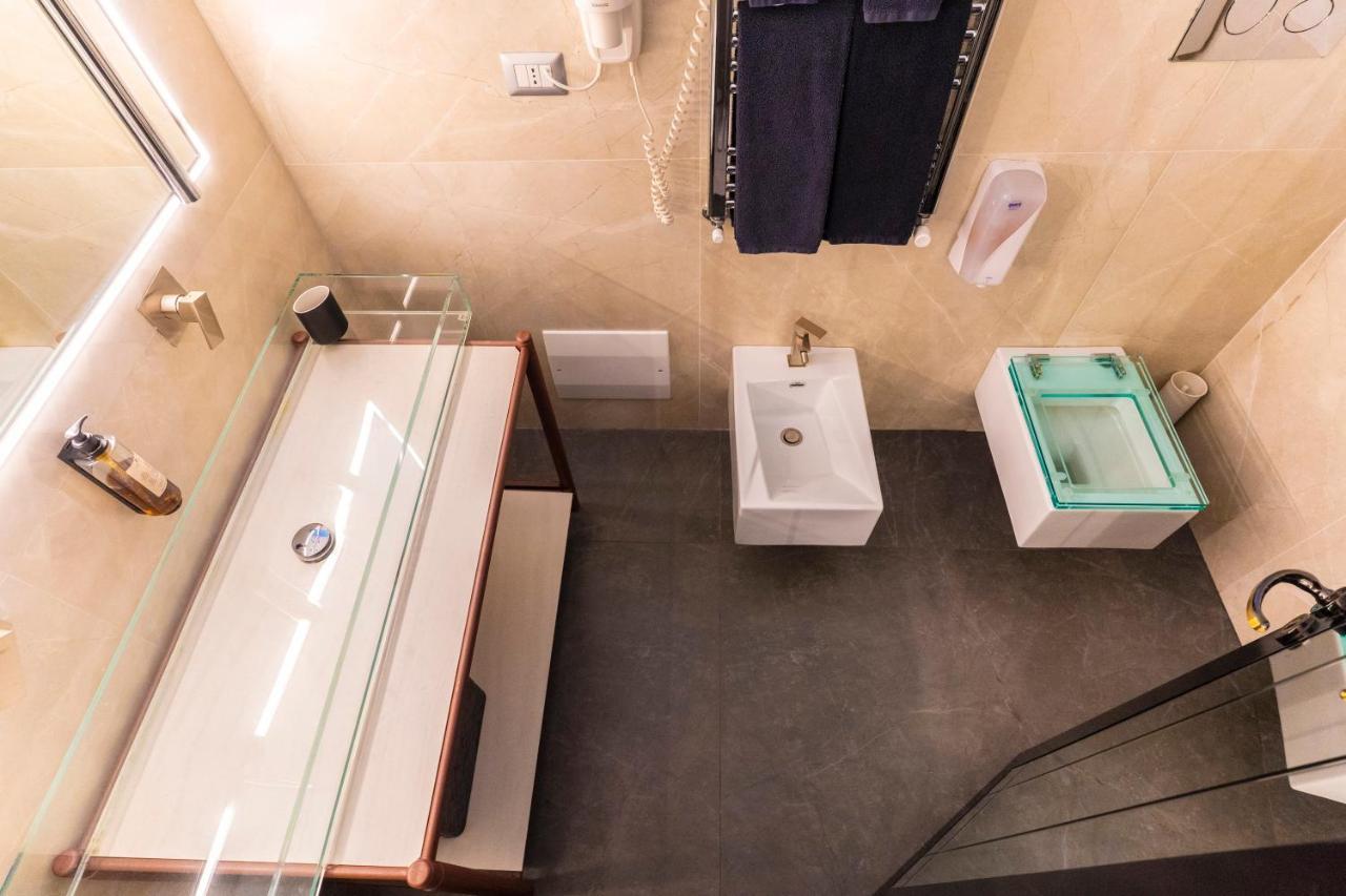 Deluxe Double Room Shower