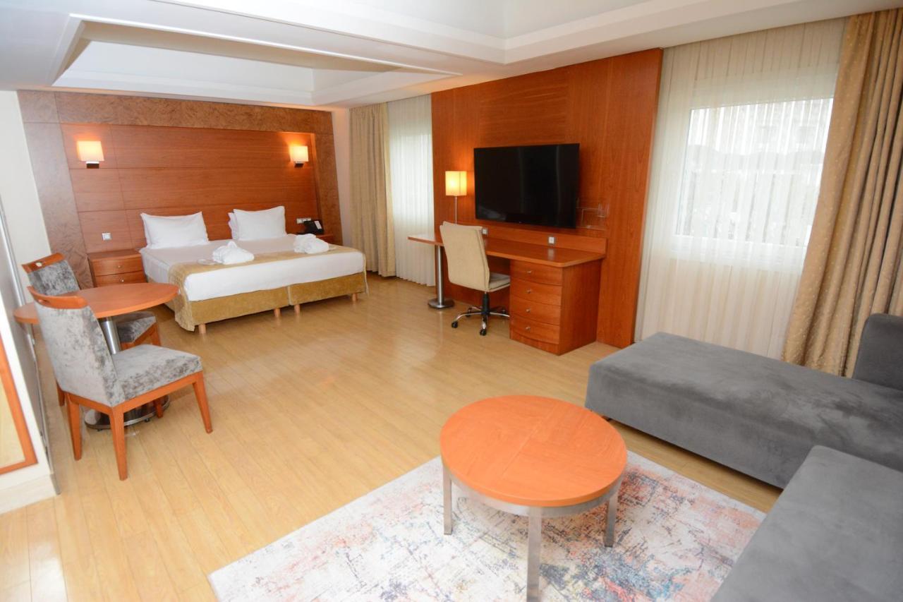 Deluxe Queen Suite