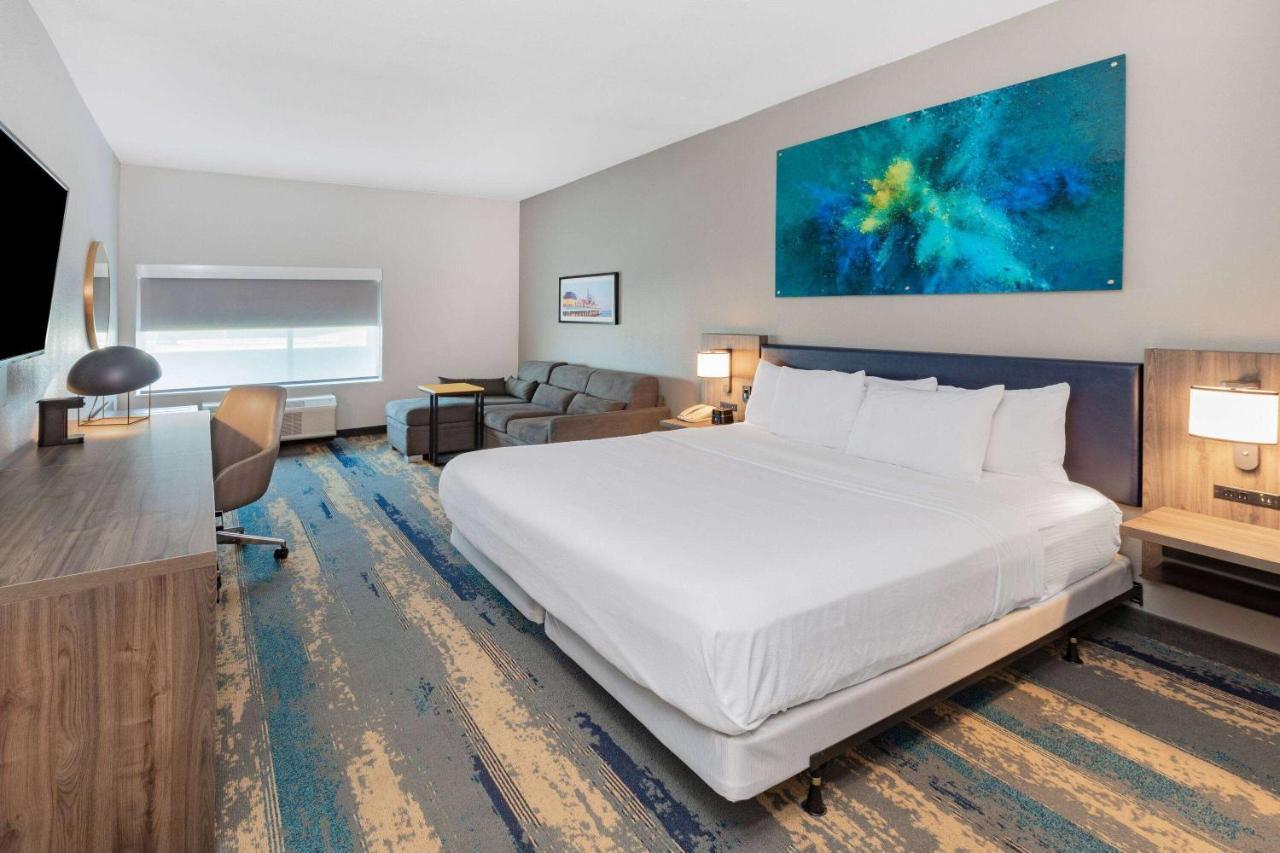 1 King Bed Mobility Accessible Room Bathtub w or Grab Bars Non-Smoking,1353220462:JPEG