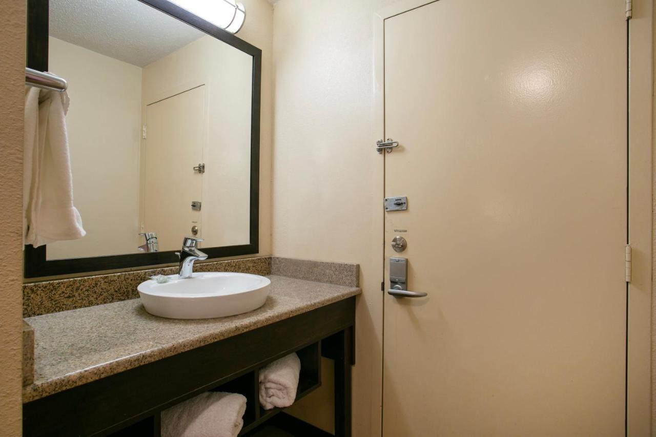 Deluxe Room Two Queen Beds Smoke
