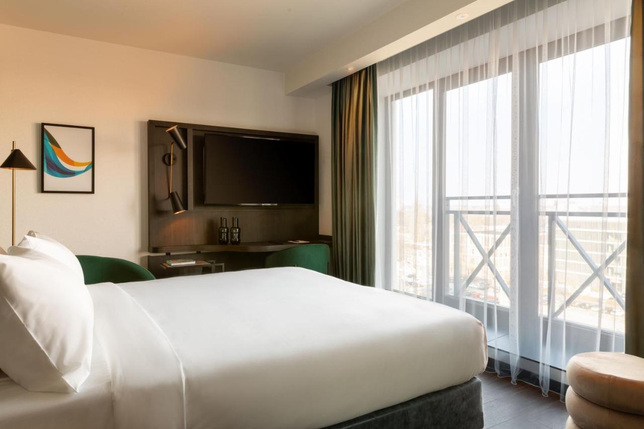 Superior King Room City View