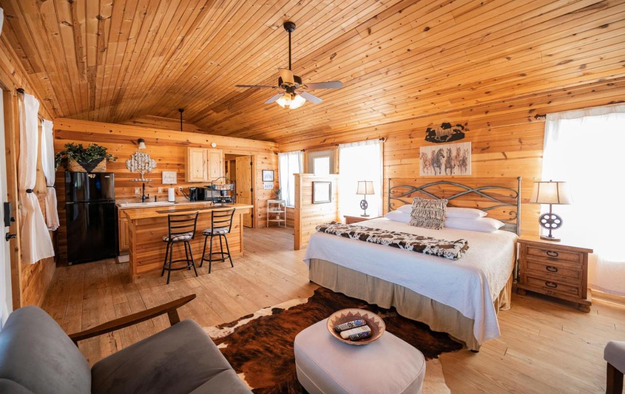 One-Bedroom Cabin,1355082449:JPEG