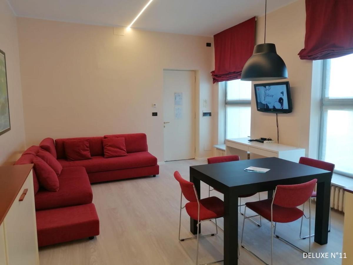Deluxe One-Bedroom Apartment