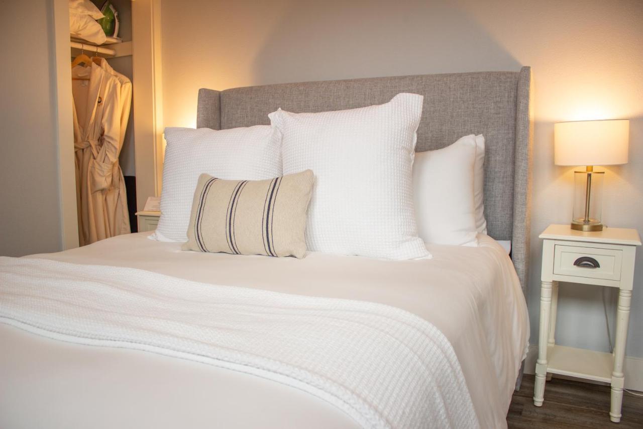 Deluxe Queen Suite