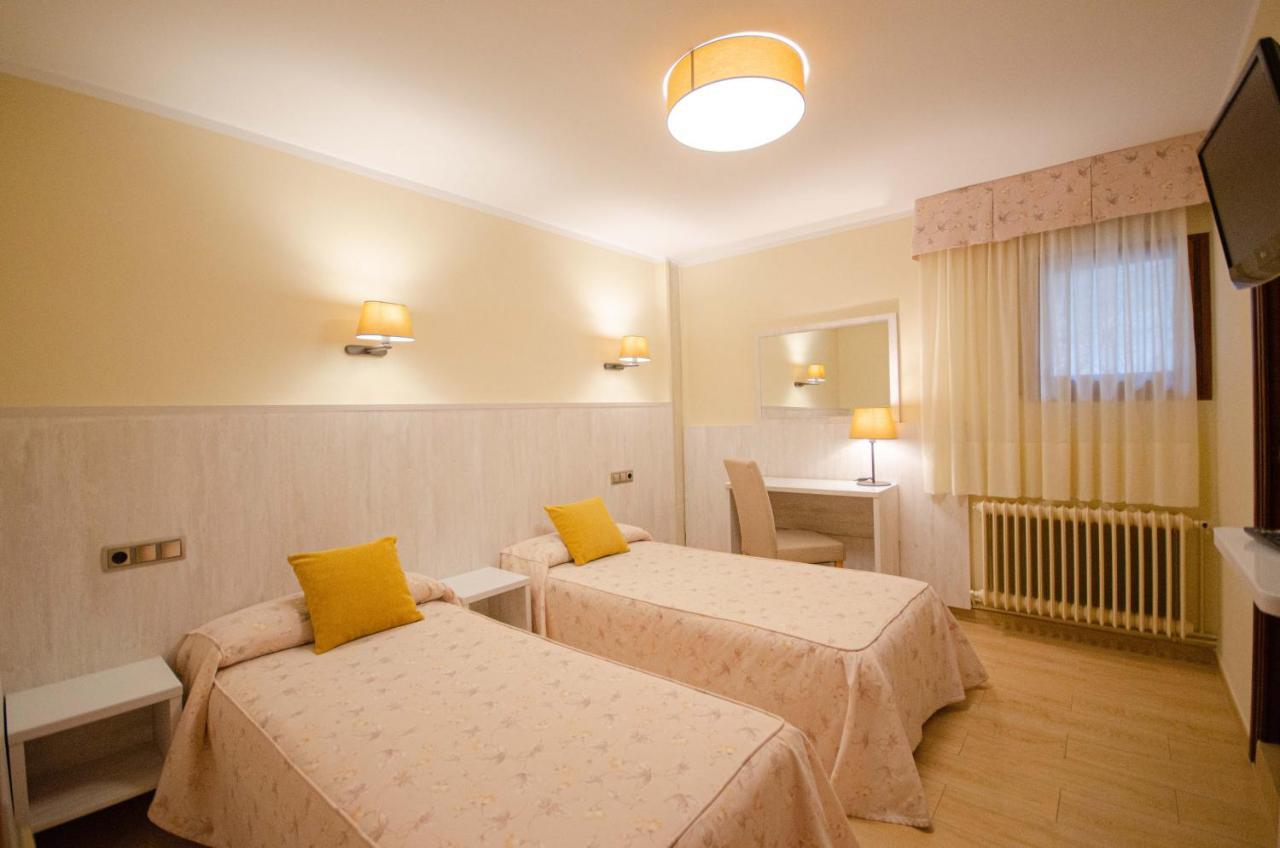 Twin Room,1596075493:JPEG