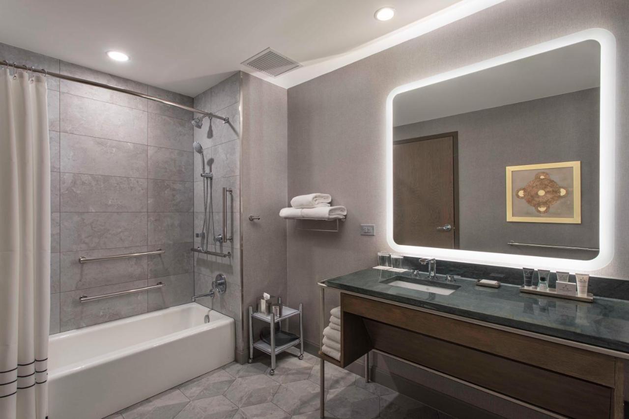 King Room Adapted Tub Mobility Accessible
