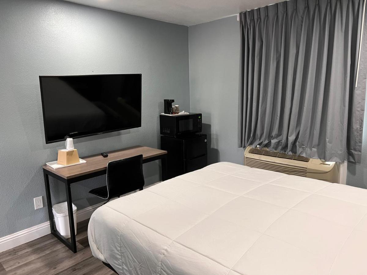 Queen Room,1360152404:JPEG