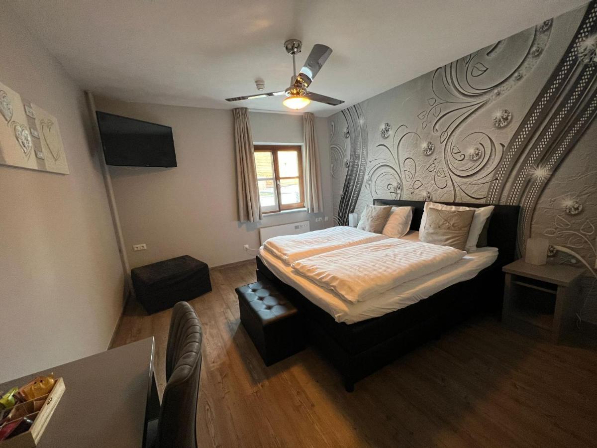 Deluxe Double Room Shower