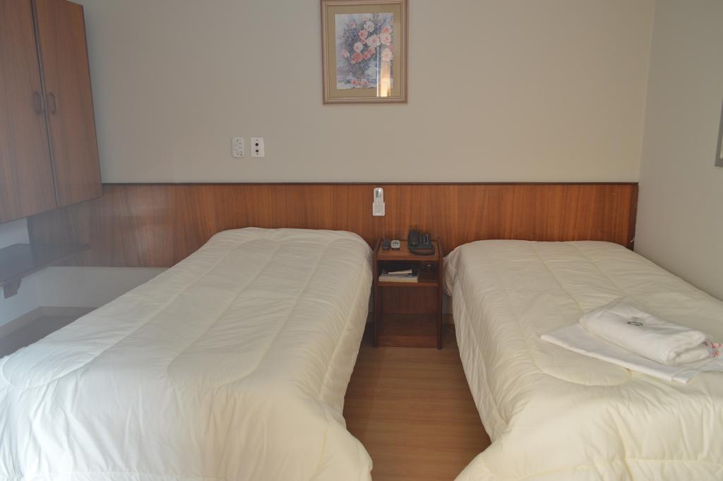 Quarto Duplo com Cama de Casal ou 2 de Solteiro com Banheiro Externo Compartilhado,152046442:JPEG