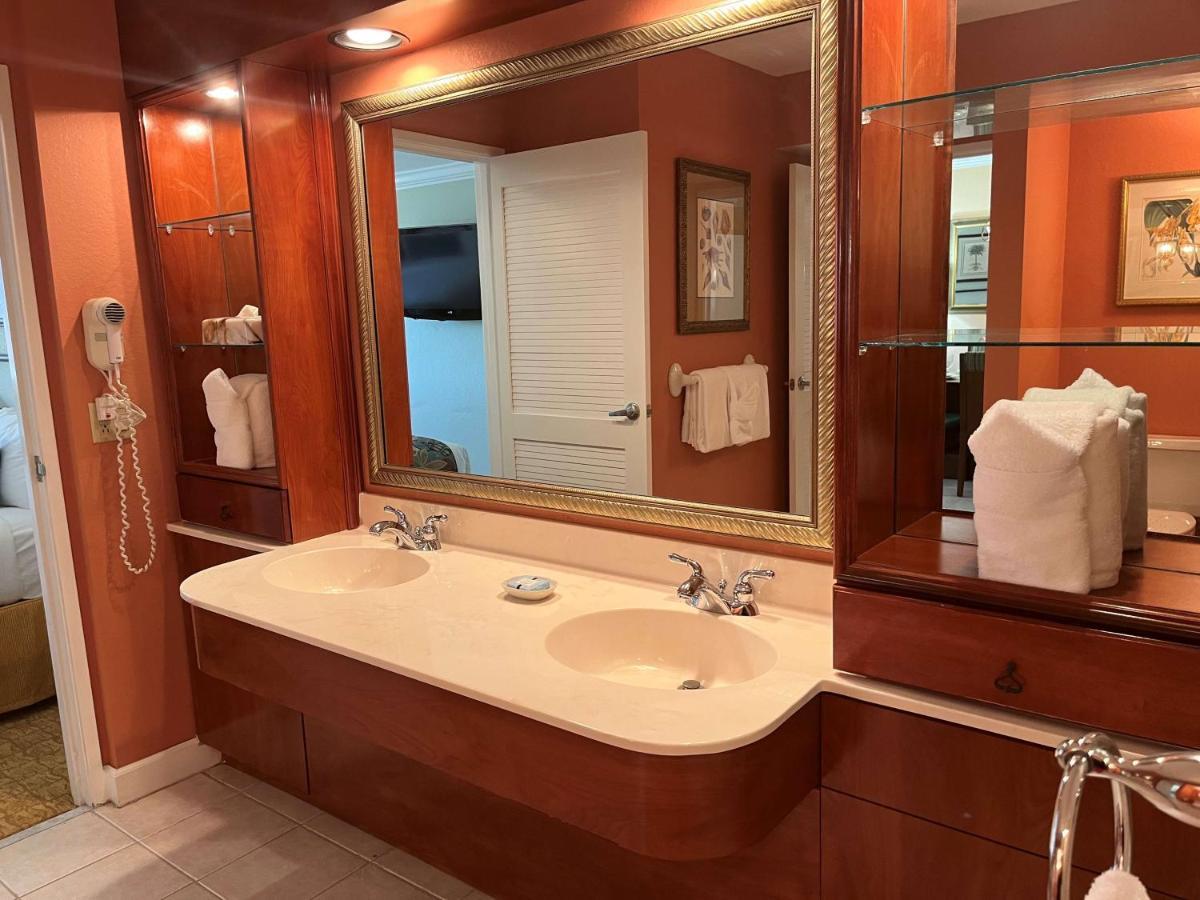 One Bedroom King Suite Island View
