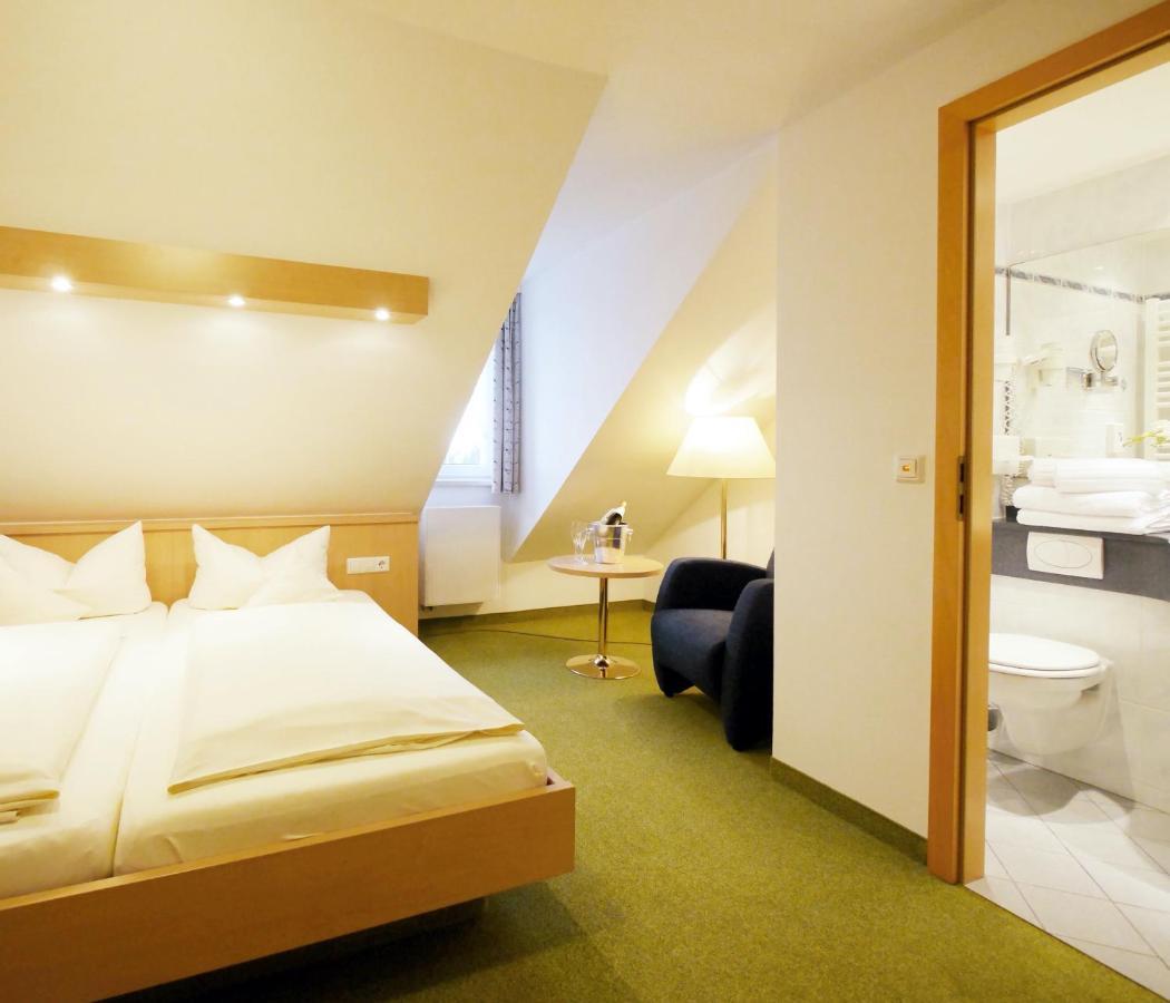 Small Double Room,1362348077:JPEG