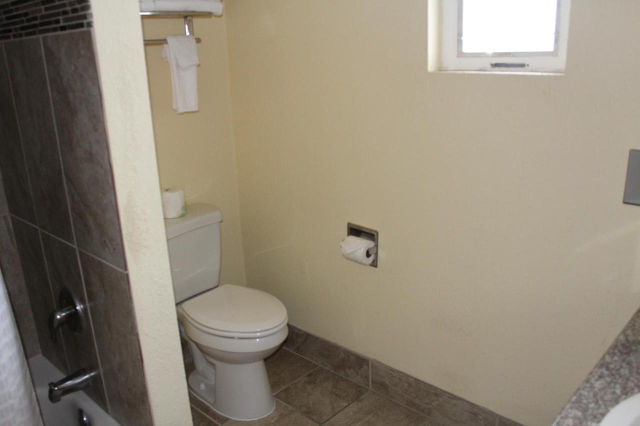 Queen Room with Bath Tub