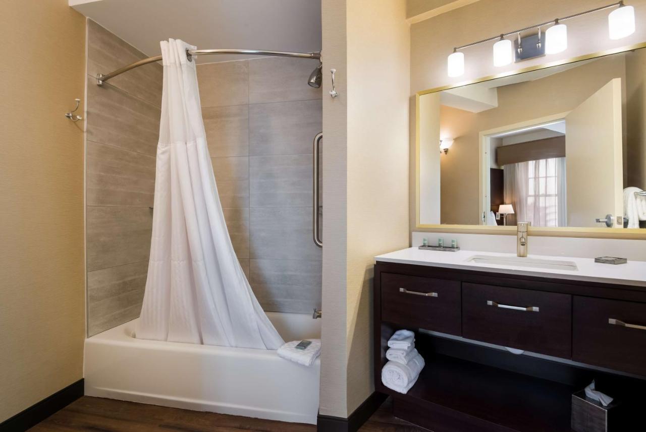 Queen Room with Kitchenette - Non-Smoking