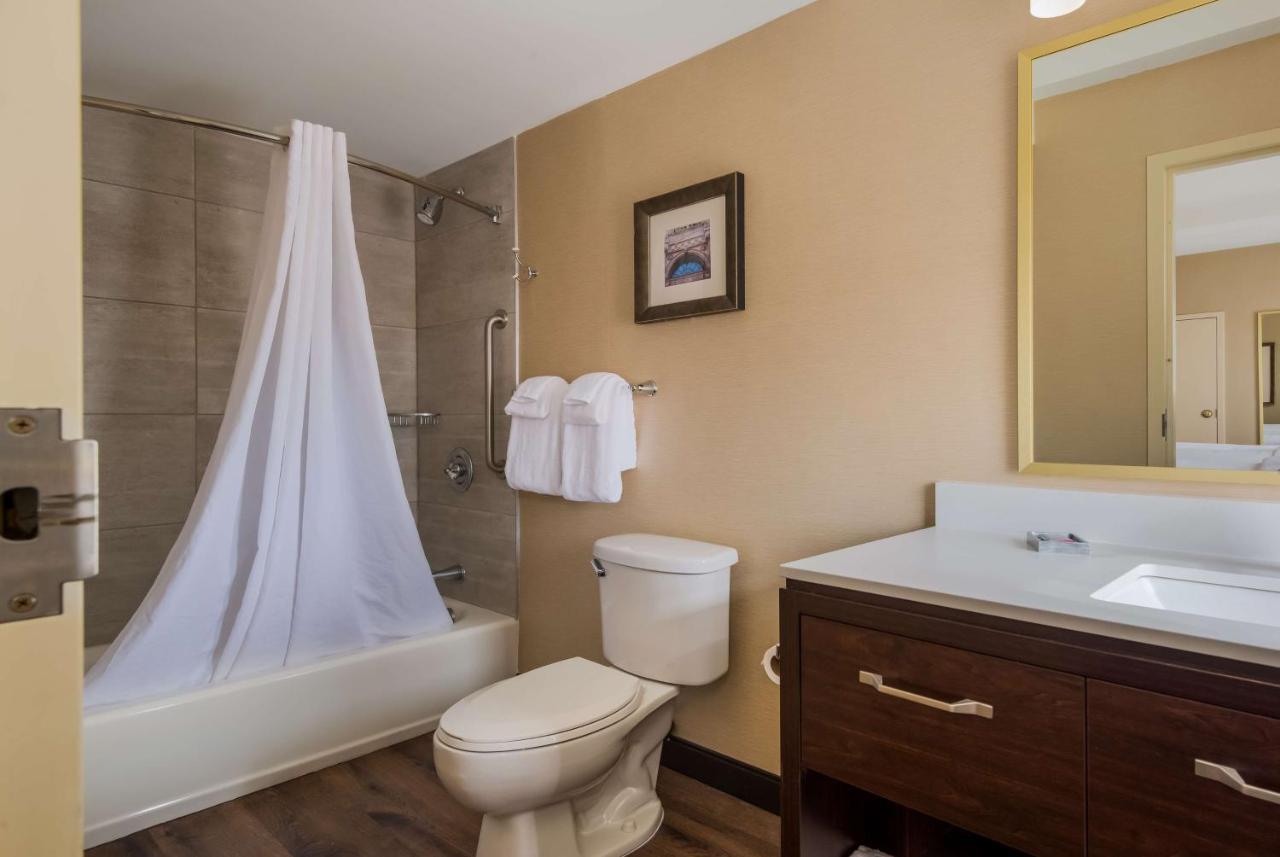 Queen Room Kitchenette Non-Smoking