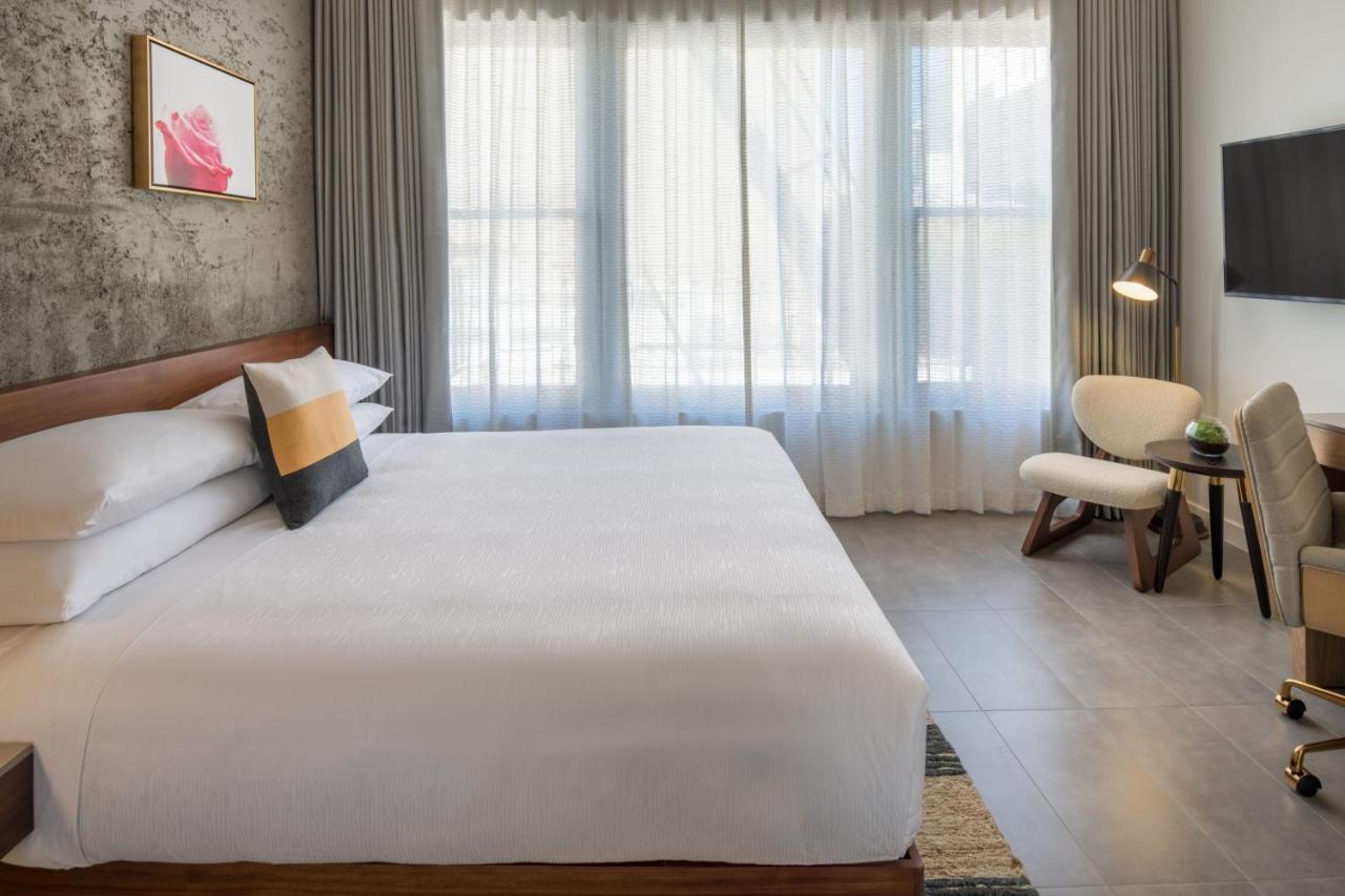 Deluxe King Room City View