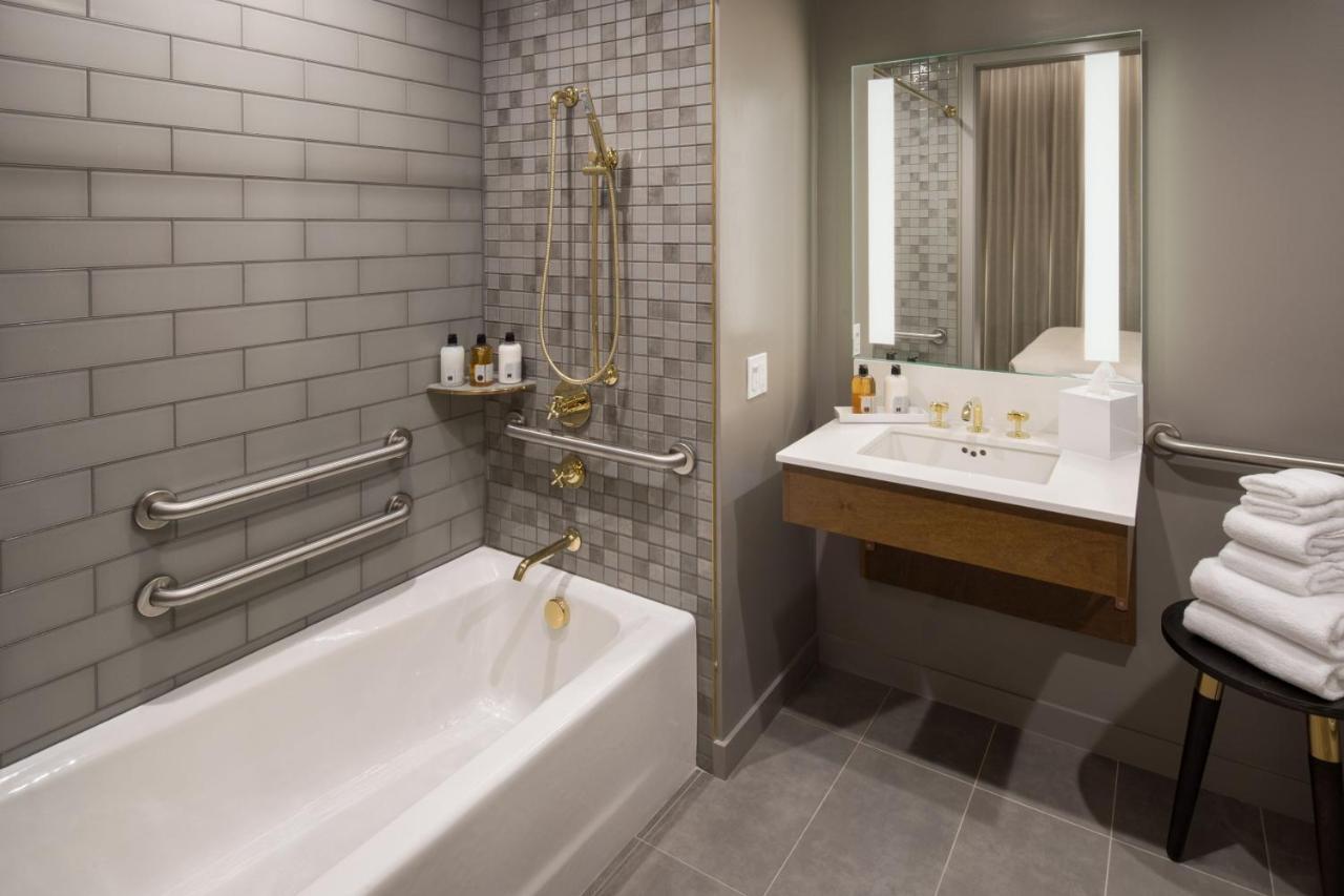 Deluxe King Room City View
