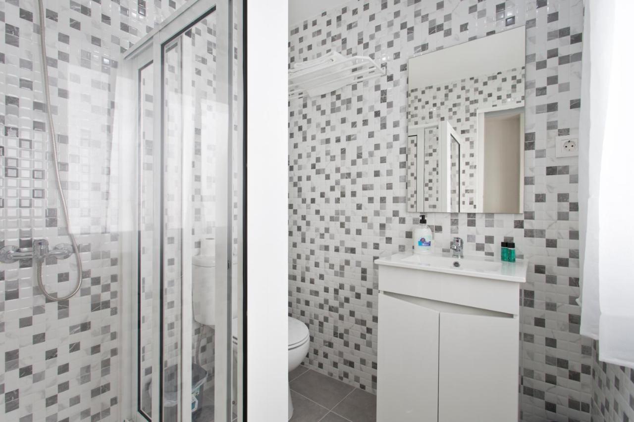 Single Room Bathroom,1362978548:JPEG