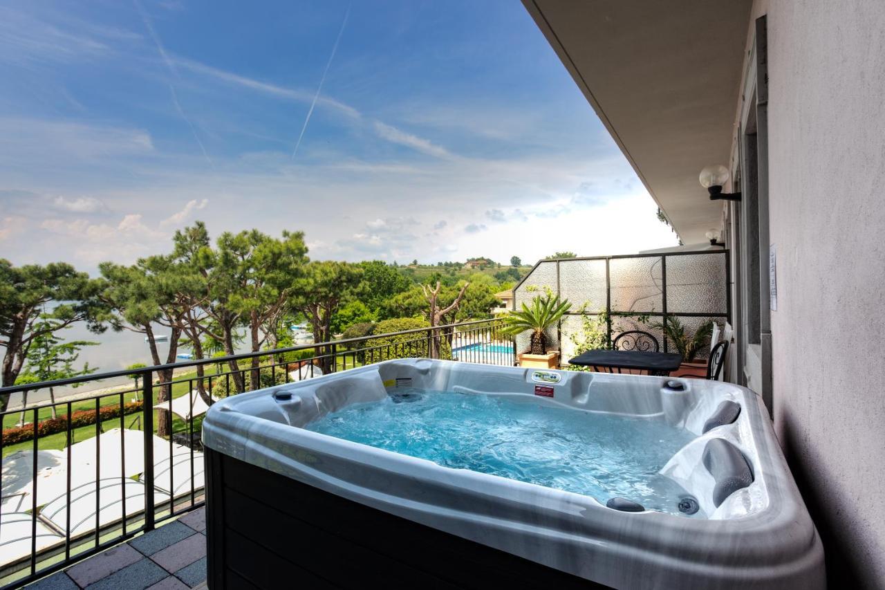 Deluxe Suite Spa Bath