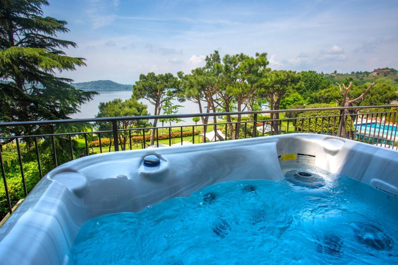 Deluxe Suite Spa Bath