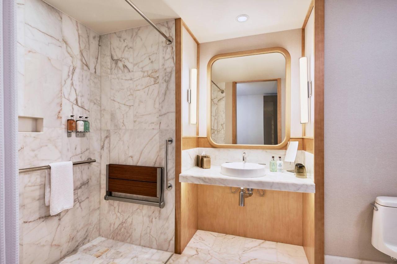 King Guest Room Water View