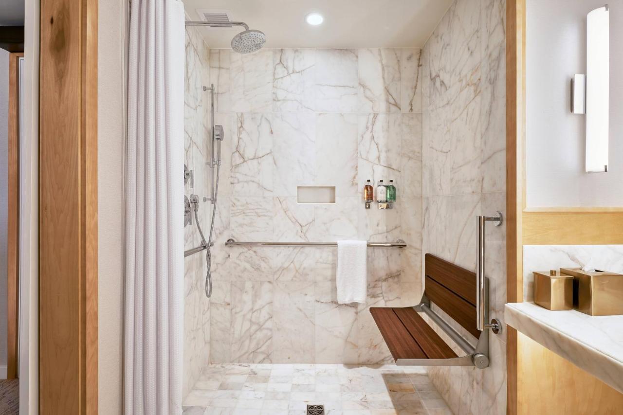 King Guest Room Water View